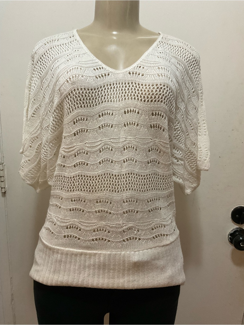 Passports women’s White Open-Knit V-Neck top size M